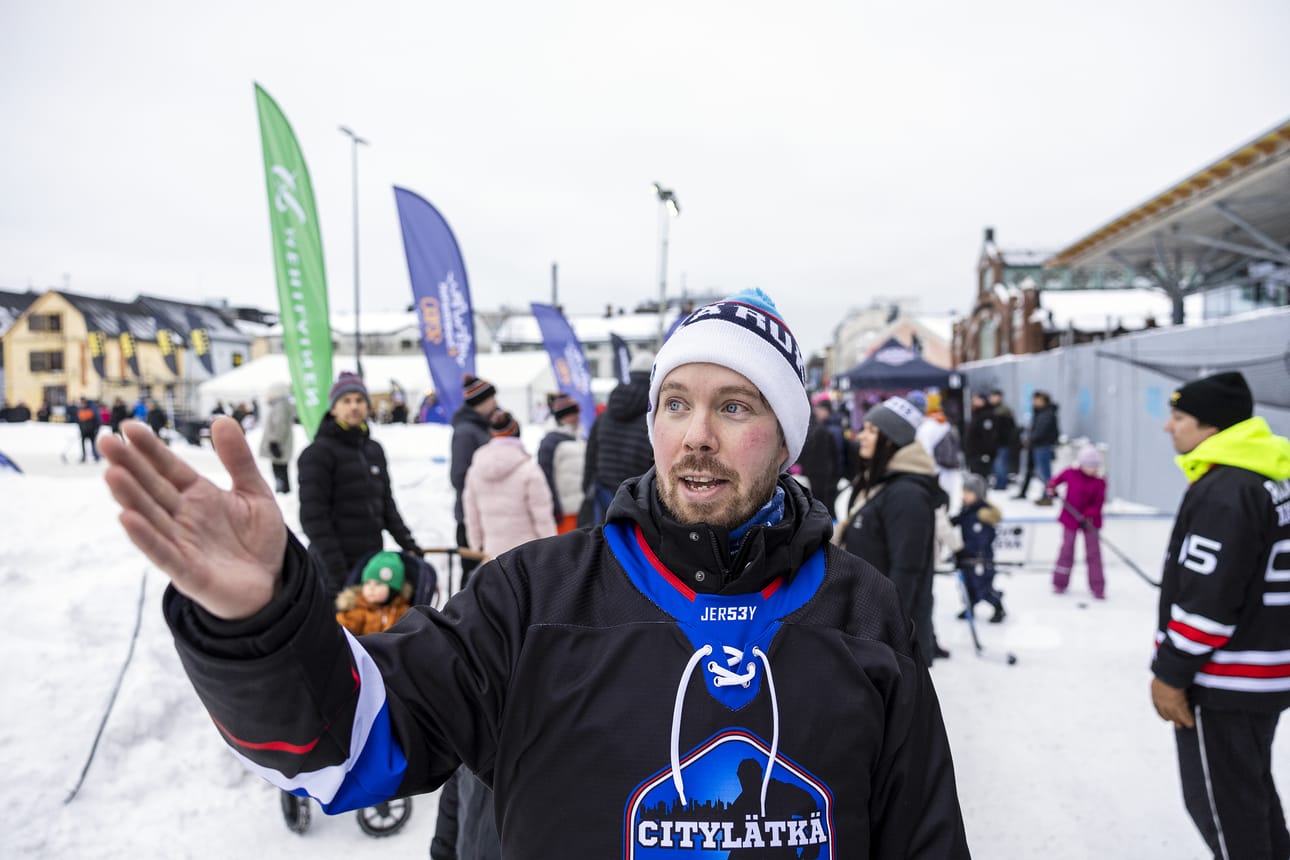 Oululainen Jesse Koivurova luotsaa massiivisiin mittasuhteisiin kasvanutta Rukan Pipolätkää. Kuva viime helmikuulta Oulun Citylätkä-tapahtumasta.