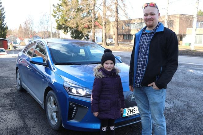 John-Eerik Sivula haki Ellen-tyttärensä koulusta sähäkän sinisellä täyssähköautollaan. KUVA: SAILA COLLANDER