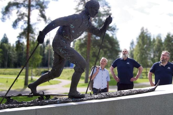 Kurikan kehittämispäällikkö Hannu Alanen, Juha Mieto ja kaupunginvaltuutettu Mikko S. Säntti kävivät ihailemassa taannoin hiihtäjä Kalevi Hämäläisen patsasta lähellä Juvan urheilukenttää. Alanen ja Säntti ovat Miedon patsaan aloitetoimikunnan jäseniä. Miedon pronssinen näköispatsas on tarkoitus valmistua keväällä 2020. KUVA: REINO HAANPÄÄ