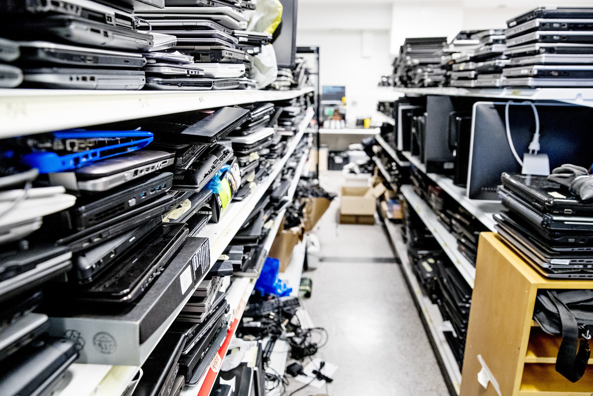 Taitonetissä korjataan tietokoneita. Kymmenen vuoden aikana asenneilmapiiri on muuttunut yhä enemmän siihen suuntaan, että vikojen korjaamista kysytään.