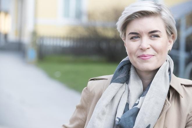 Susanna Koski ei halua kertoa yksityiselämästään vuosien aikana saamansa ikävän palautteen vuoksi. Itseään hän kuvailee tyypilliseksi pohjalaisnaiseksi: suoraan puhuvaksi ja voimakastahtoiseksi, jolta löytyy myös lämmin sydän. KUVA: MINNA ANTILA