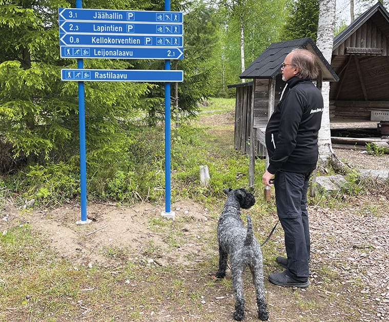 Kuva on otettu Alavuden Kirkkovuoren ulkoilureitiltä, Rastilaavulta.