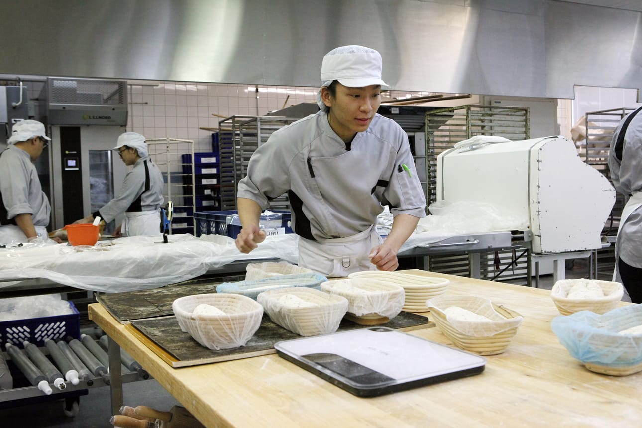 Leipuri- ja kondiittorialan opiskelija Phyo Han Chon mukaan mäskileivän leipominen ei poikkea muusta leipomisesta. Leipävalikoimasta Chon suosikki on patonki.