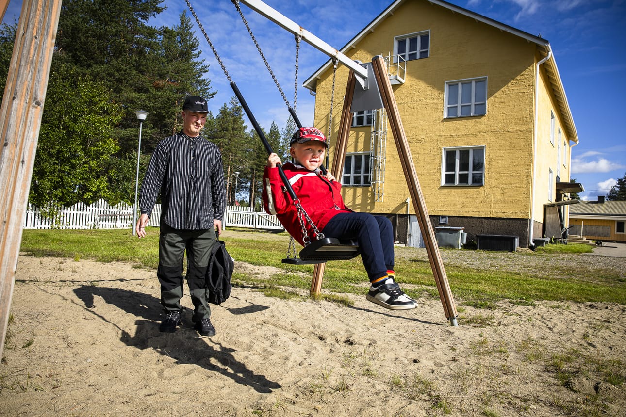 Joona Mustonen käy esikoulussa neljänä päivänä viikossa. Isä Teppo Mustonen on käynyt aikoinaan koulunsa osin samassa Syväjärven koulurakennuksessa.