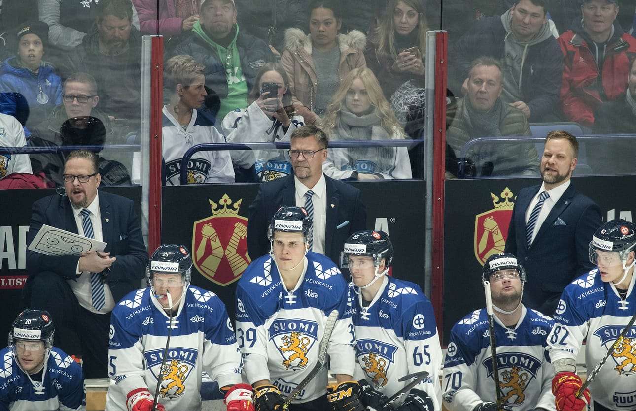 Koronaoloissa pelattava Karjala-turnaus on liigajoukkueille turha haittatekijä jo ennestään äärimmäisen vaikeassa tilanteessa, kirjoittaa Janne Onnela. Kuva Karjala-turnauksen Suomi–Venäjä-ottelusta viime vuoden marraskuulta.