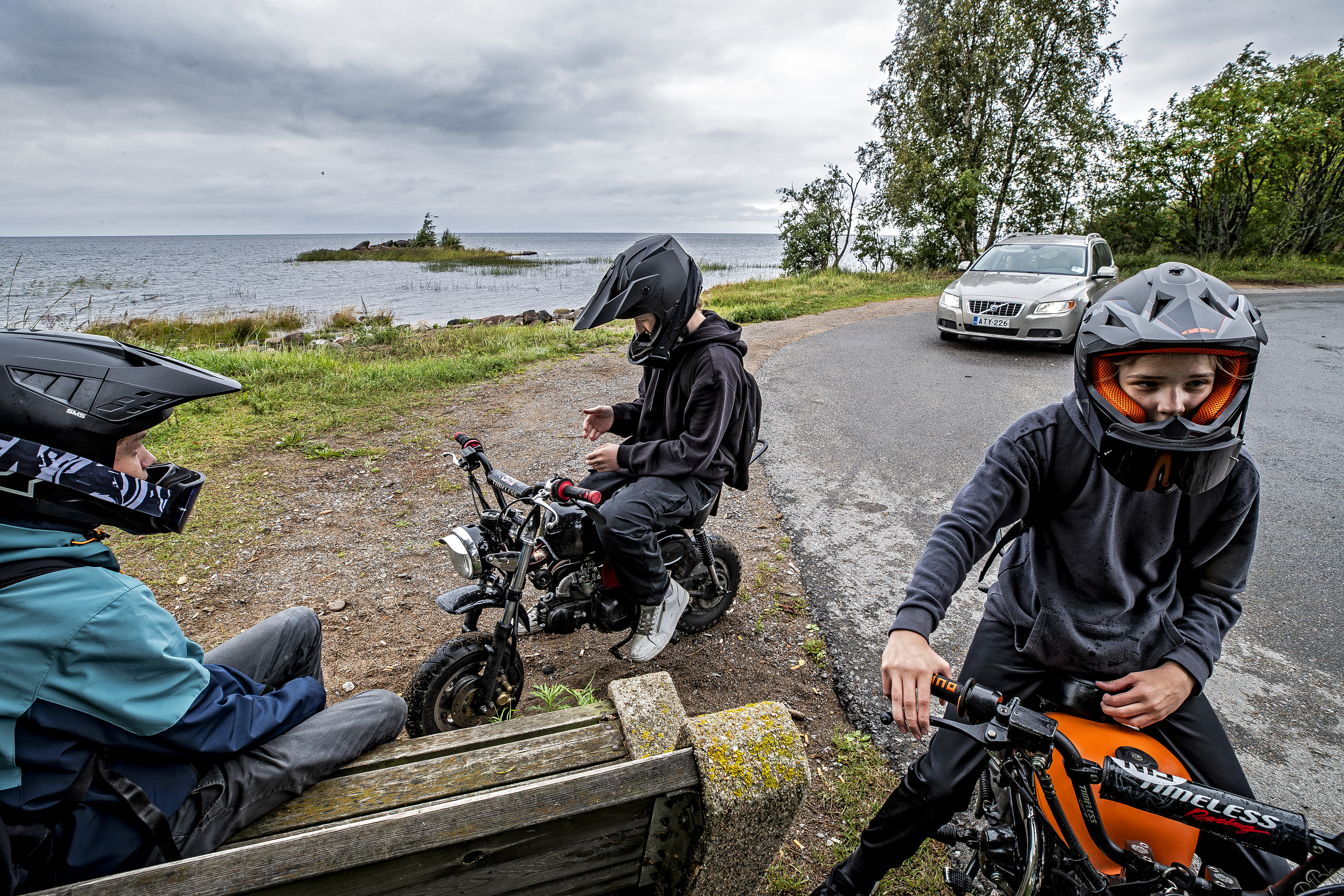 Valte Nissinen, Eemeli Vilenius ja Matias Myllylahti (vasemmalta oikealle) olivat Mikonkarissa pitämässä taukoa ajelemisesta.