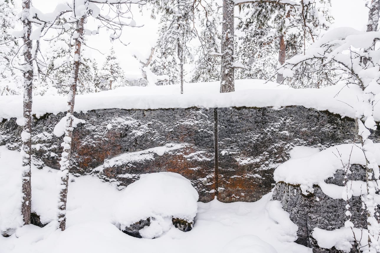 Pöyliönrakalla näkyy kivimiesten lähes sata vuotta vanhoja jälkiä. Rakan kivistä rakennettiin Ounaskosken silta. Arkistokuva.
