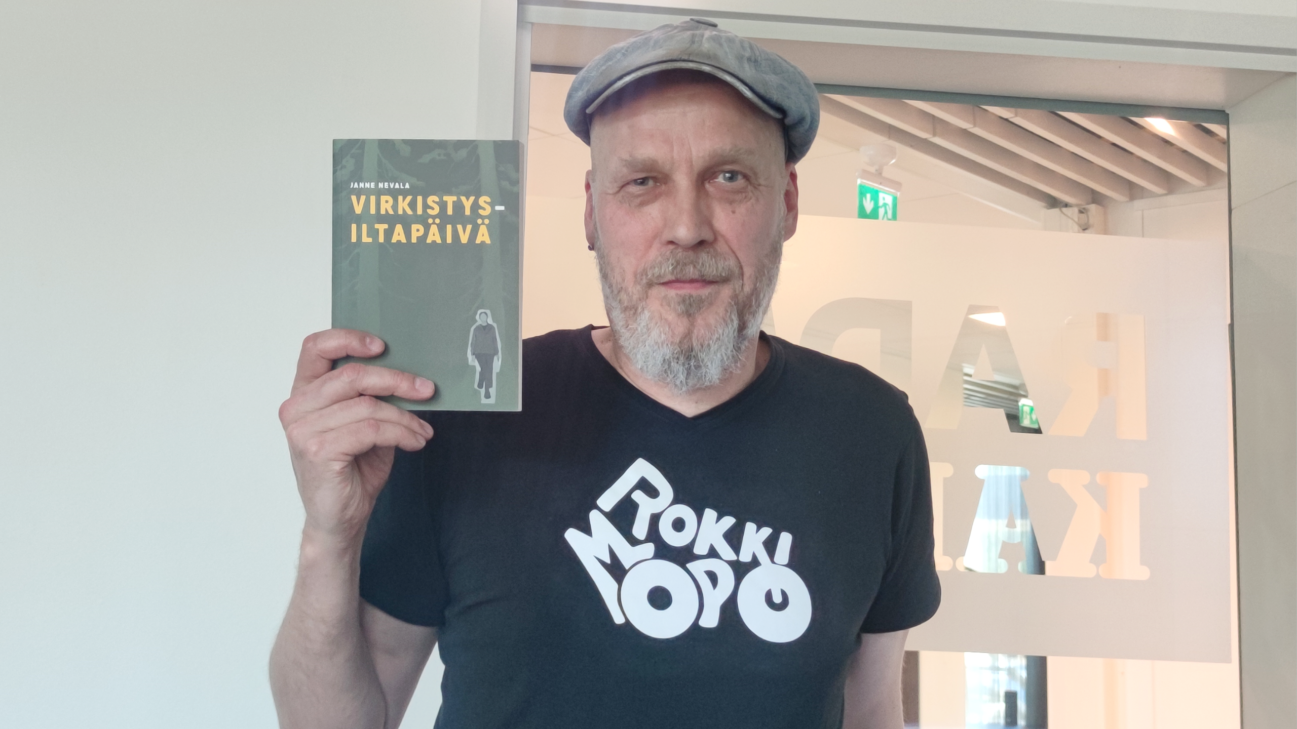 Kädet puuskaan ja virkistäytymään — liminkalaisen Janne Nevalan tuorein romaani käsittelee työpaikan virkistäytymispäivää tragikomedian voimalla