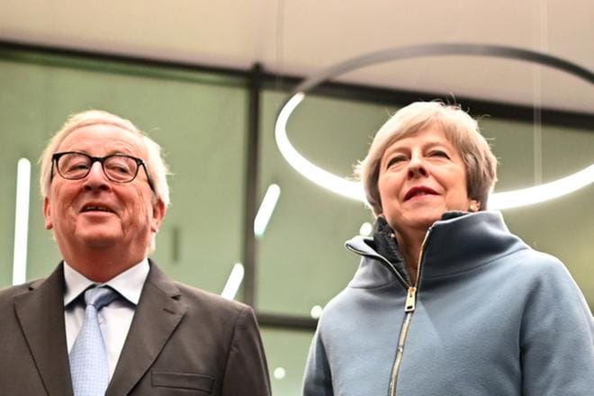 Britannian pääministeri Theresa May ja Euroopan komission puheenjohtaja Jean-Claude Juncker tapasivat maanantai-iltana Ranskan Strasbourgissa. KUVA: EPA/PATRICK SEEGER