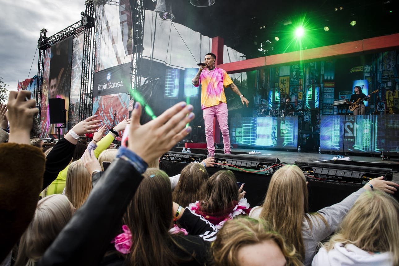 Kesäfestareiden tilanne näyttää tulevaa kesää ajatellen tällä hetkellä hyvältä, kun Suomen suurimpia festivaaleja ollaan taas järjestämässä normaalisti parin vuoden tauon jälkeen. Lapin oma festivaali Simerock peruutti vuoden 2020 tapahtuman, mutta viime kesänä yleisö pääsi taas nauttimaan musiikista. Mikael Gabriel avasi kesän 2021 festarit päälavan osalta.