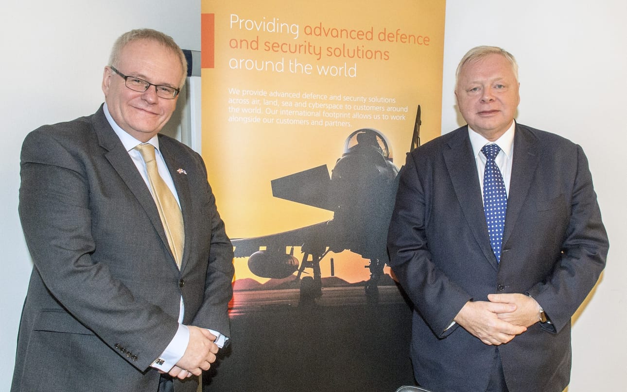 Brittiläisen BAE Systemsin kehitysjohtaja ja johtoryhmän jäsen Alan Garwood (oik.) kertoo, että Britannian hallitus on valmis antamaan takauksen lainalle, jolla Suomi ostaisi eurooppalaisia Eurofighter Typhoon -hävittäjiä. BAE Systemsin sotilasilmailun ja -viestintäliiketoiminnan toimitusjohtaja Chris Boardman (vas.) arvioi, että Britannian takaama rahoitus vahvistaisi Suomen turvallisuuspoliittista asemaa.