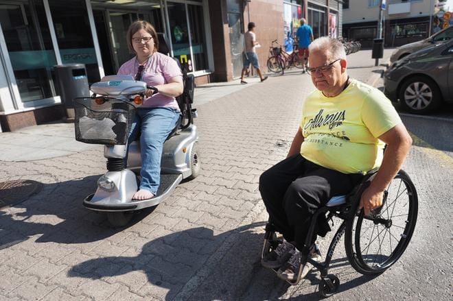 Saara Pohjonen ja Raimo Nevanen ovat valmiit antamaan arvionsa myös suoraan yrittäjille kauppapaikkojen estettömyydestä. Kuvat Jussi Mustikkamaa