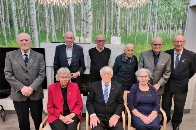 Geritrimin 30-vuotisjuhlatilaisuudessa otettiin paikalla olevasta veteraanisukupolvesta kuva. Veteraanisukupolvea edustivat (ylh. vas.) Arne Gustafsson, Magnus Enkulla, Albert Nordström, Esko Varsala, Yrjö Savola ja Heikki Vesterlund. Alhaalla (alh. vas.) Pirkko Brommels, Erik Brommels ja Eila Savola. KUVA: TONY WESTERLUND