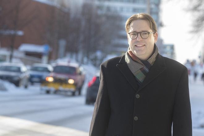 Päätoimittaja Toni Viljanmaa ottaa palkatonta vapaata ja pyrkii eduskuntaan. – Pohjanmaalla on varaa parempaan. Ja siihen työhön eduskunta on oiva paikka, Viljanmaa kommentoi. KUVA: MINNA ANTILA