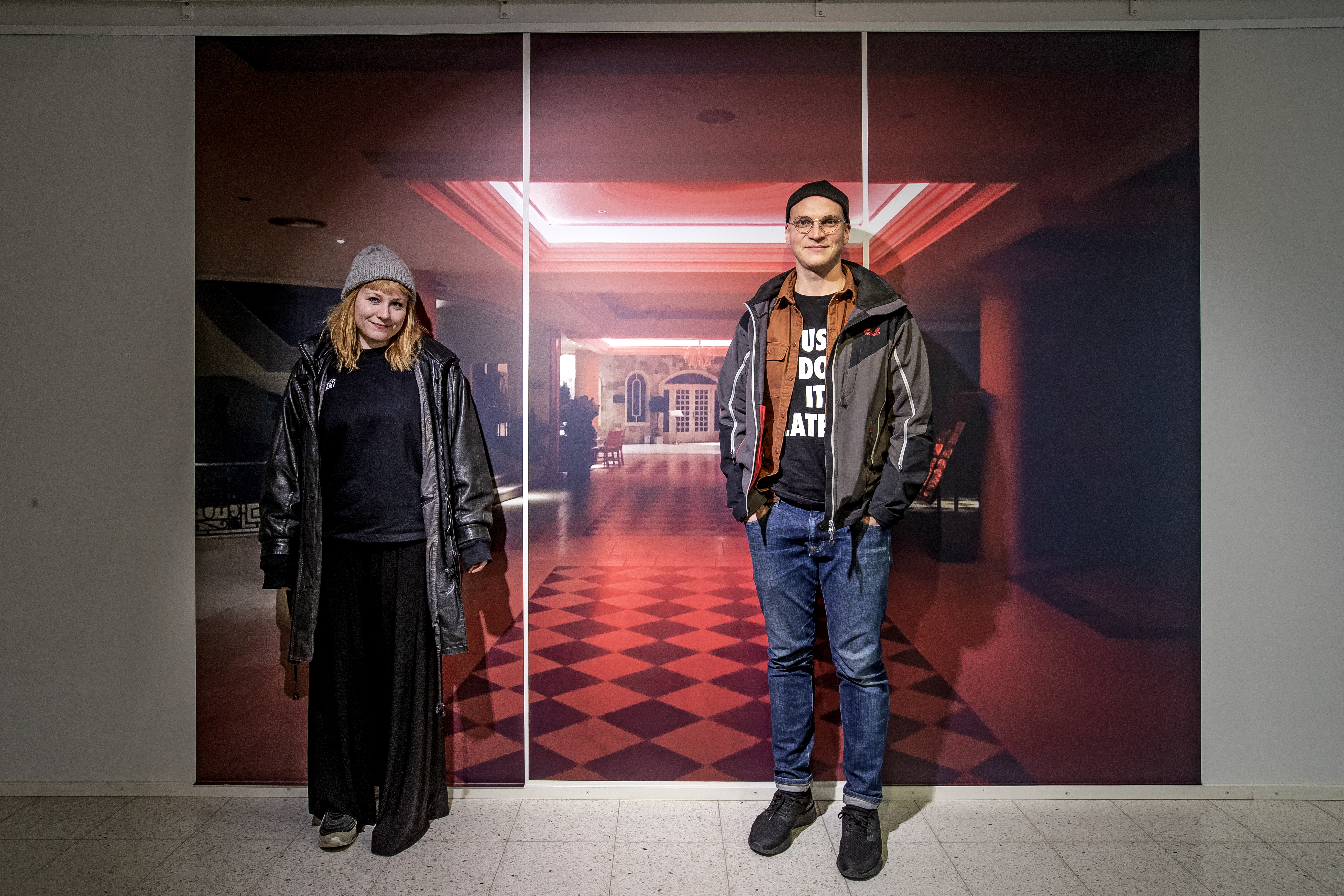 Sofi Häkkinen ja Riku Nieminen viimeksimainitun lähes psykoottisen Red Hallway -valokuvan edessä. Kuva on kuin suoraan Kubrickin Hohto-elokuvasta. Raahe oli molemmille uusi elämys. 