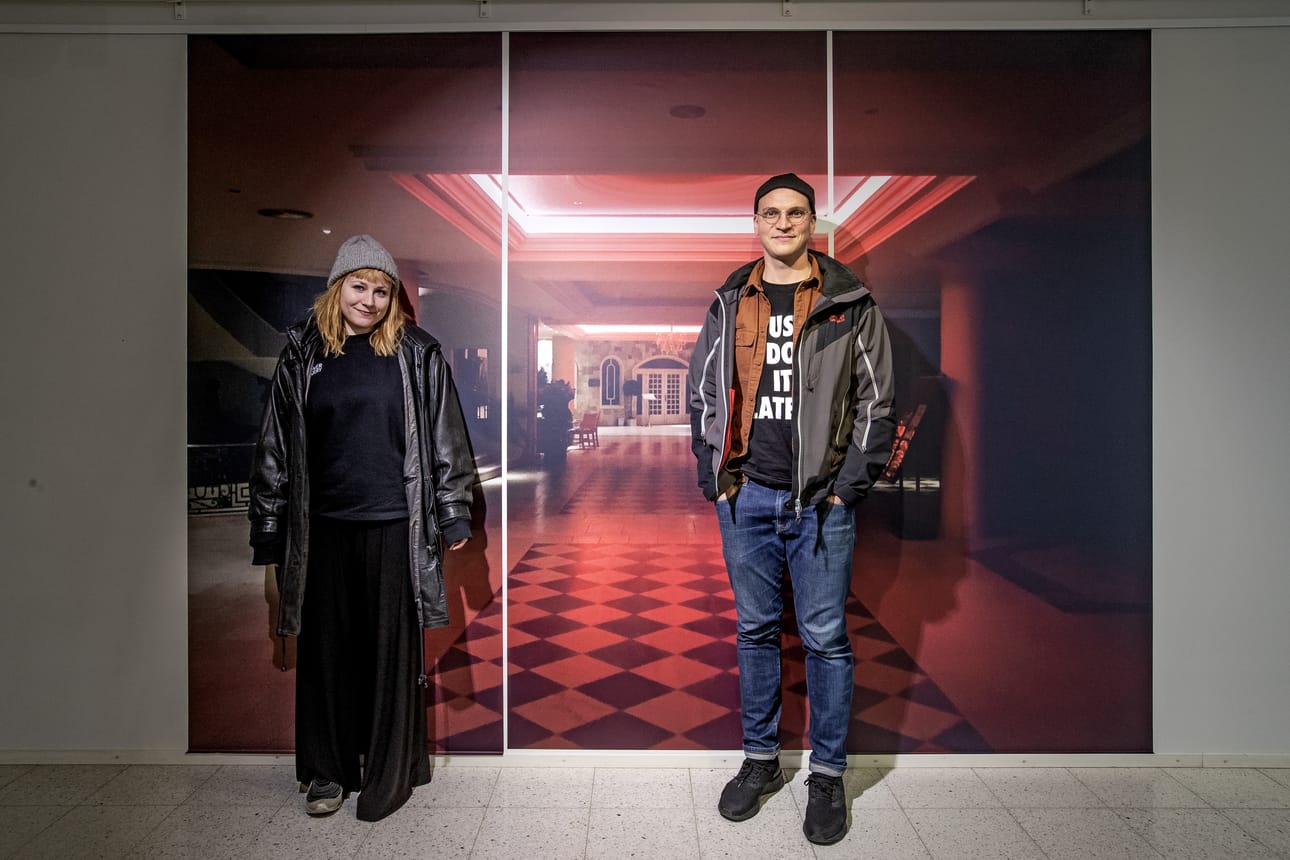 Sofi Häkkinen ja Riku Nieminen viimeksimainitun lähes psykoottisen Red Hallway -valokuvan edessä. Kuva on kuin suoraan Kubrickin Hohto-elokuvasta. Raahe oli molemmille uusi elämys.