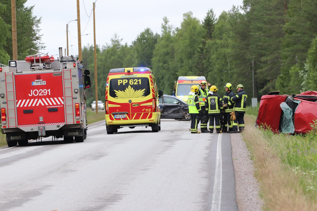 Jokilaaksojen pelastuslaitos sai tiistaiaamuna ennen kello kahdeksaa hälytyksen keskisuuresta liikenneonnettomuudesta Ruukissa. Tie on suljettu ja liikenne ohjattu kiertotielle.