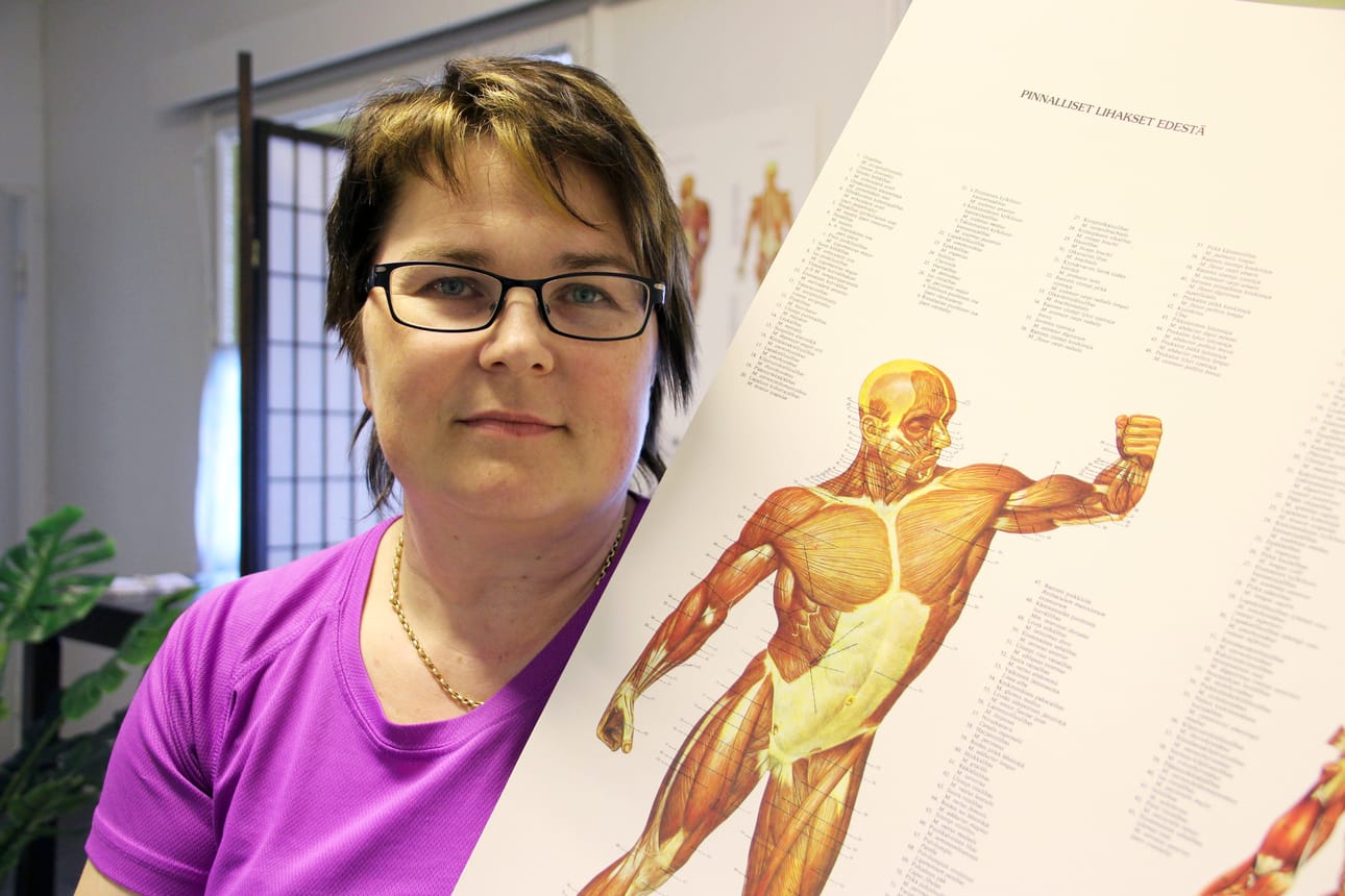 20 vuotta terveydenhoitoalalla työskennellyt Satu Rimpeläinen on hierojaksi opiskellessaan oppinut tunnistamaan suorien vatsalihasten erkauman, jonka kuntoutus etenee pienin askelin. Alaselän sekä nelikulmaisen lannelihaksen ja fascioiden kireyden höllääminen voi olla alkuun hyvä juttu. Vaikeissa tapauksissa käytetään myös leikkaushoitoa.