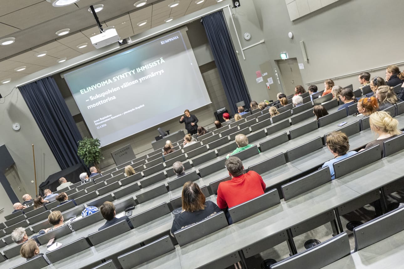 Työelämän kehittämisen asiantuntija Jenni Rajahalme puhui Kuusamon lukion auditoriossa sukupolvien välisestä ymmärryksestä työelämässä. Vuosina 1965–1985 syntyneet x-sukupolven edustajat, noin 1986–1999 syntyneet milleniaalit eli y-sukupolvi ja 2000-luvulla syntynyt z-sukupolvi käyttäytyvät työelämässä toisin kuin heidän vanhempiensa sukupolvet käyttäytyivät. Yhteiselo työpaikoilla kuitenkin sujuu, kun oppii ymmärtämään, millaisessa maailmassa kukin sukupolvi on nuoruutensa elänyt.