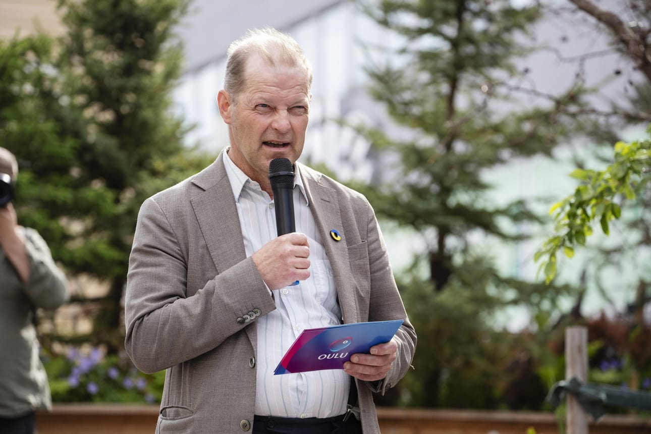 Oulun kaupunginjohtaja Ari Alatossava esitti tiedotustilaisuudessa hallitukselle toiveen, että ääriliikkeiden nousu ja rasismi Suomessa otetaan vakavasti ja siihen puututaan. LEHTIKUVA / Timo Heikkala