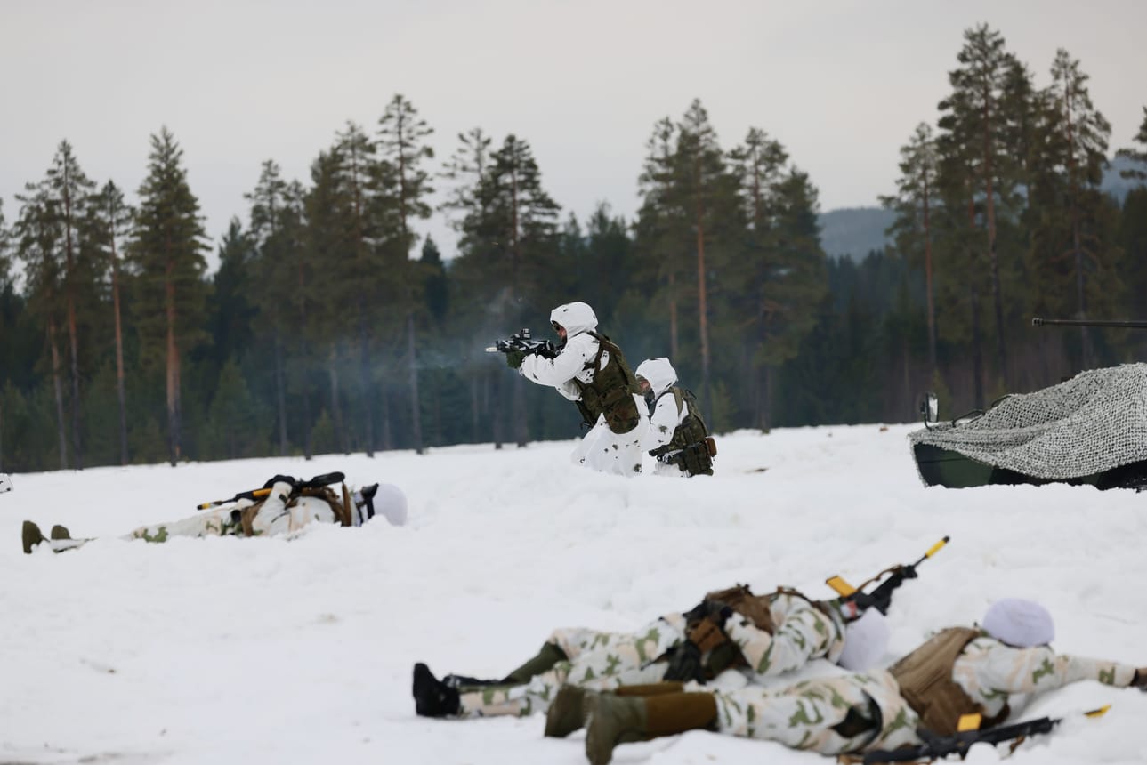 Nato-maiden joukot harjoittelivat 17. maaliskuuta Norjassa Cold Response -sotaharjoituksessa. Harjoitukseen osallistui 680 suomalaista sotilasta yhdessä ruotsalaisten kanssa, sillä maat harjoittelevat usein yhdessä Naton kanssa.