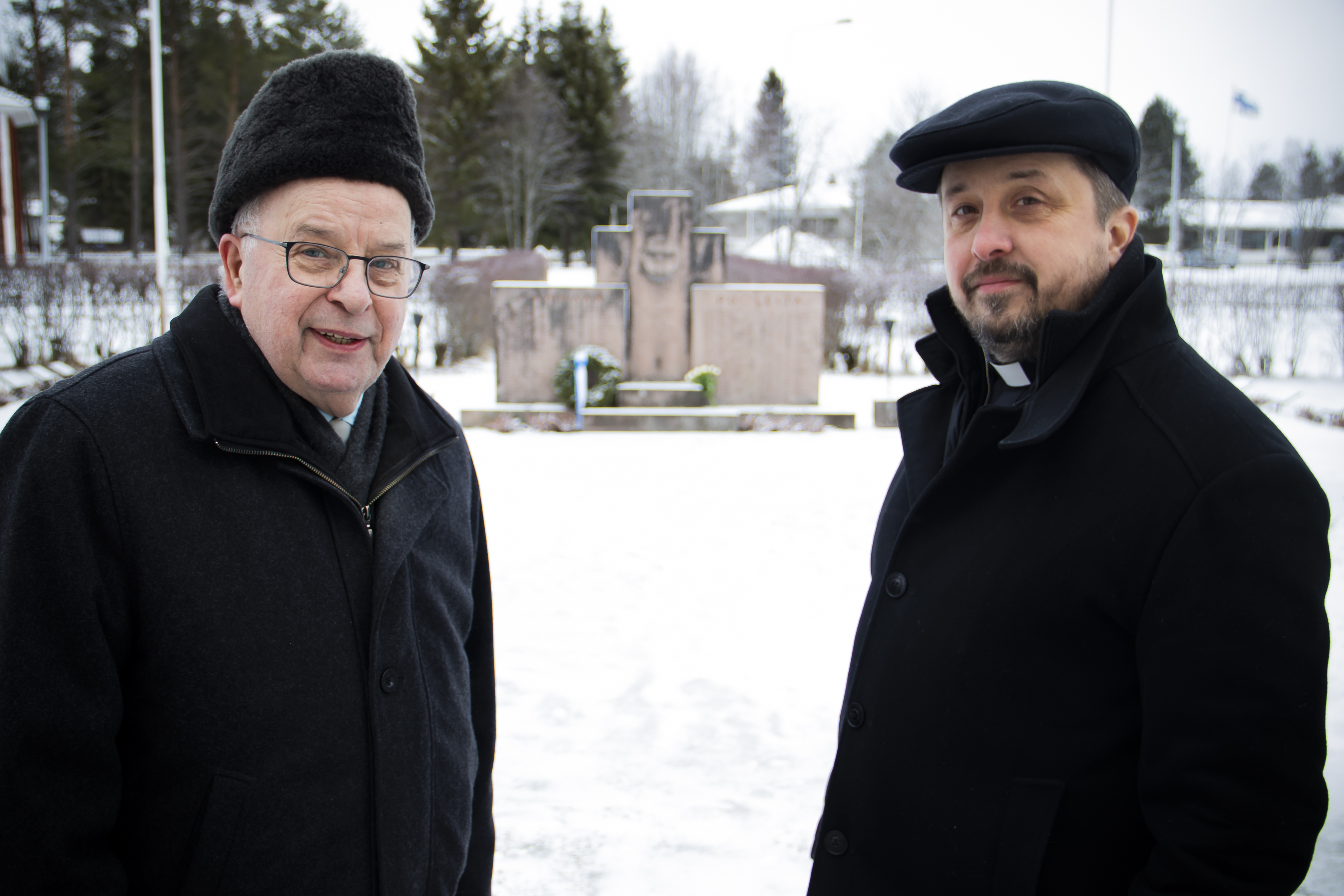 <p>Erkki Tölli ja kirkkoherra Teemu Isokääntä hiljentyivät sankarihaudalla. Taustalla kajahtelivat talvisodan muistokellot.</p><p>                </p>