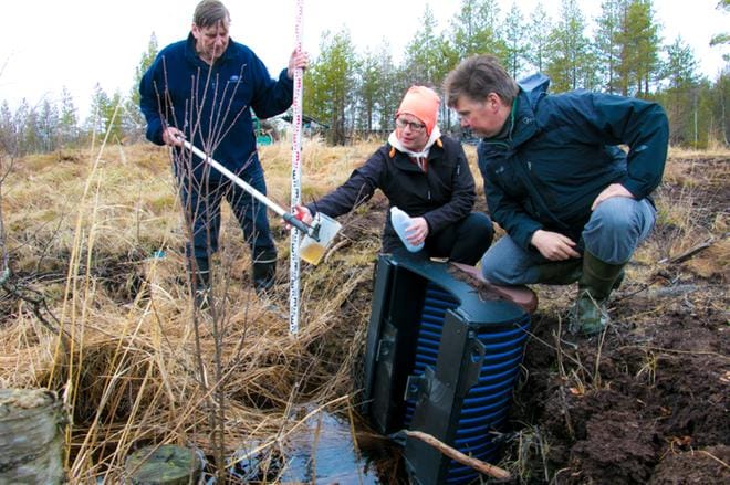 Huhtikuussa konsultti Tapio Salminen (vasemmalla), Terhi Kauppinen ja turveyrittäjä Jussi Harju ottivat näytteitä Valkianevan turvesuolta. KUVA: JORMA HAVULA