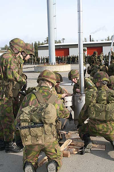 Jääkäriprikaati valmistautui vuosijuhliinsa perinteisellä joukkojen välisellä Jääkärikilpailulla. Yksi tehtävä oli kamiinan kokoaminen ja sytyttäminen.