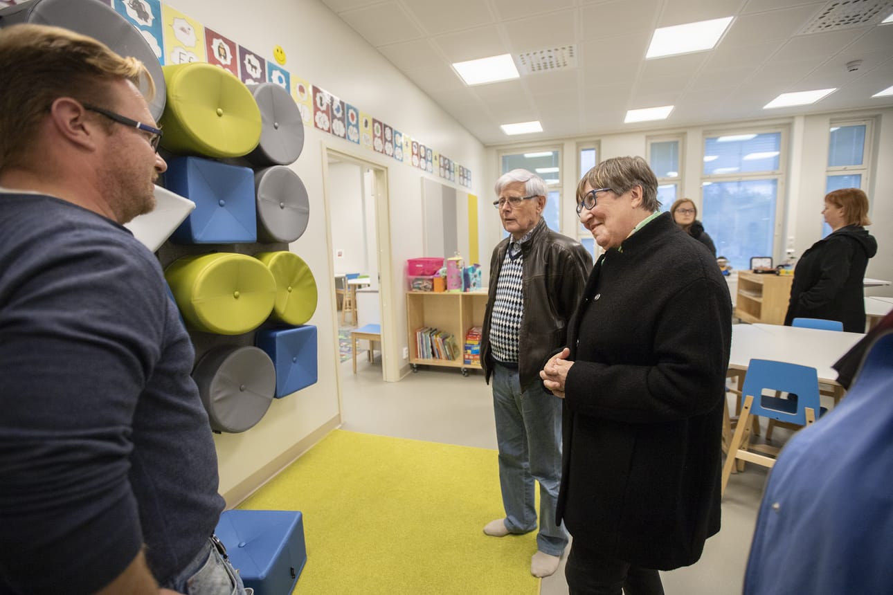 Koulun entinen opettaja Ritva Mäenpää oli aivan ihastunut uuteen kouluun.
