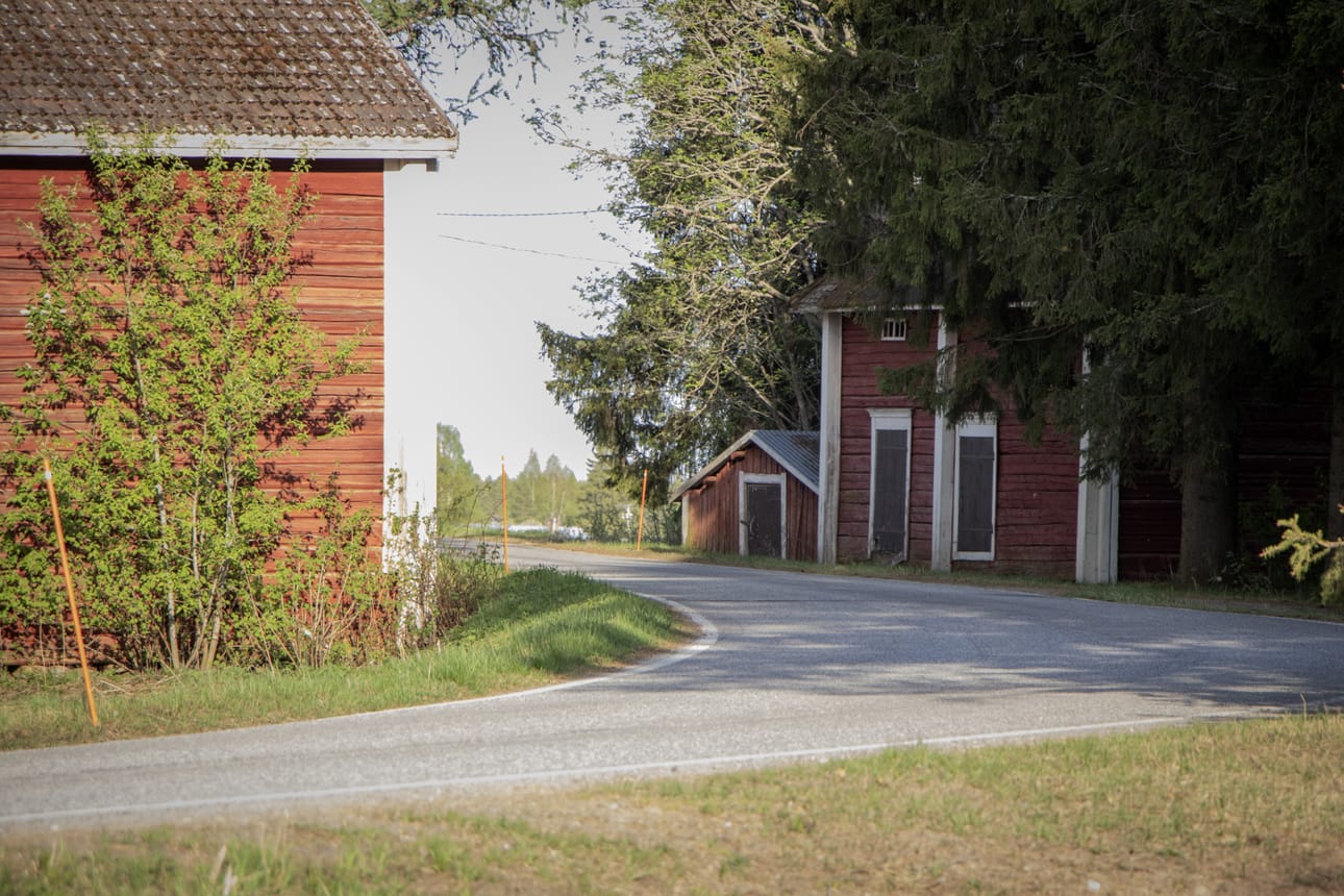 Yksi valtuustossa loppuun käsitellyiksi todetuista aloitteista koski Piippolassa kulkevaa Museotietä. Mutkaisen ja näkemäesteitä sisältävän tien alkutaipaleelle toivottiin katuvalaistuksen ja kevyen liikenteen väylän jatkoa.