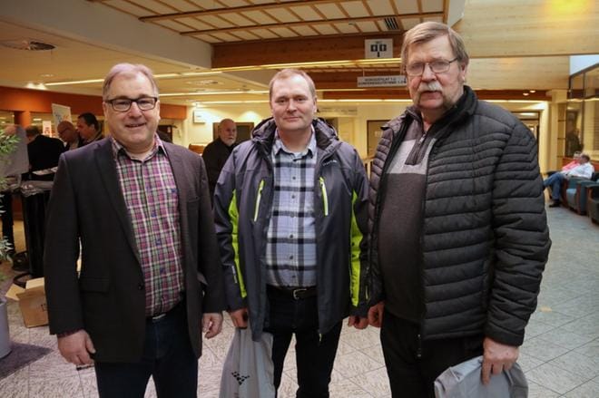 Jaakko Rahja tapasi yksityistiepäivän yleisöä Härmän Kylpylän aulassa. Muun muassa kauhavalaiset Jarmo Hautamäki ja Mauri Honkola olivat lähteneet hakemaan uusinta tietoa tieasioista. KUVAT: ANU NAHKALA