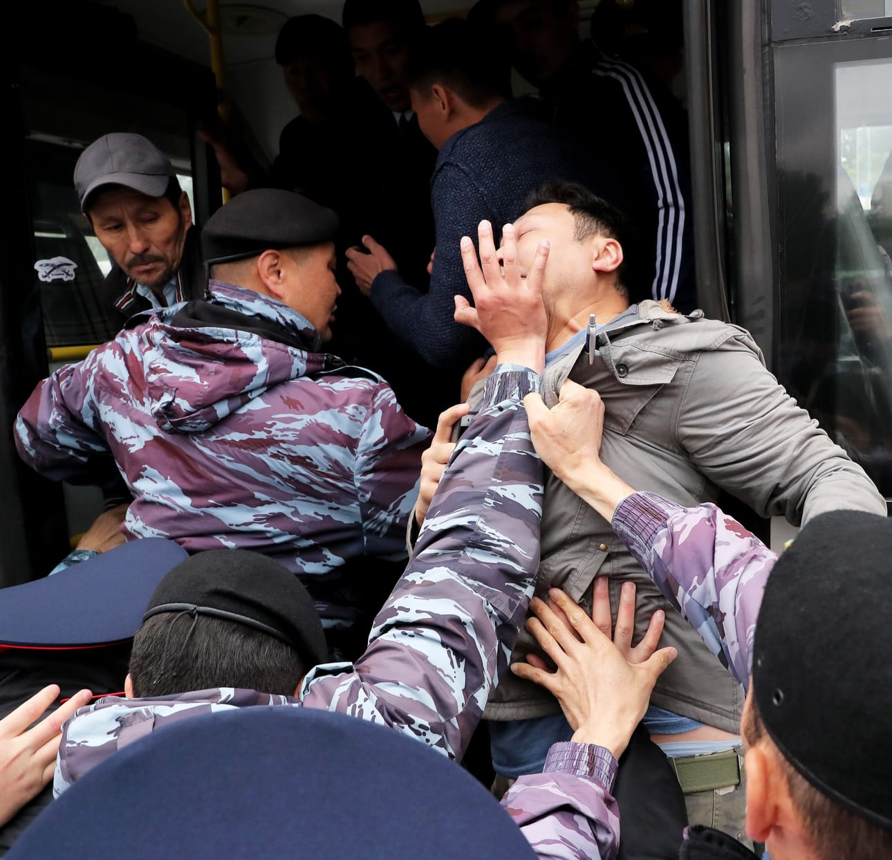 Poliisit pidättivät kovin ottein mielenosoittajia Kazakstanin Nur-Sultanissa (entinen Astana).