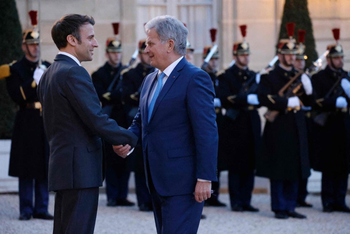 Presidentit Emmanuel Macron (vas.) ja Sauli Niinistö tapasivat Elysee-palatsissa Pariisissa. LEHTIKUVA / AFP