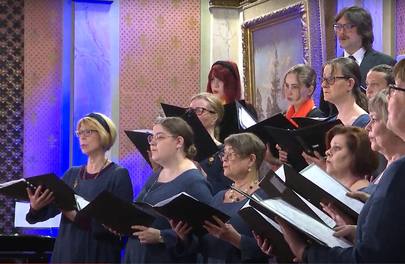 Vaasan kuorofestivaalin avajaiskonsertissa kaikki esiintyvät kuorot kunnioittivat laulullaan Erkki Mendelinin muistoa.
