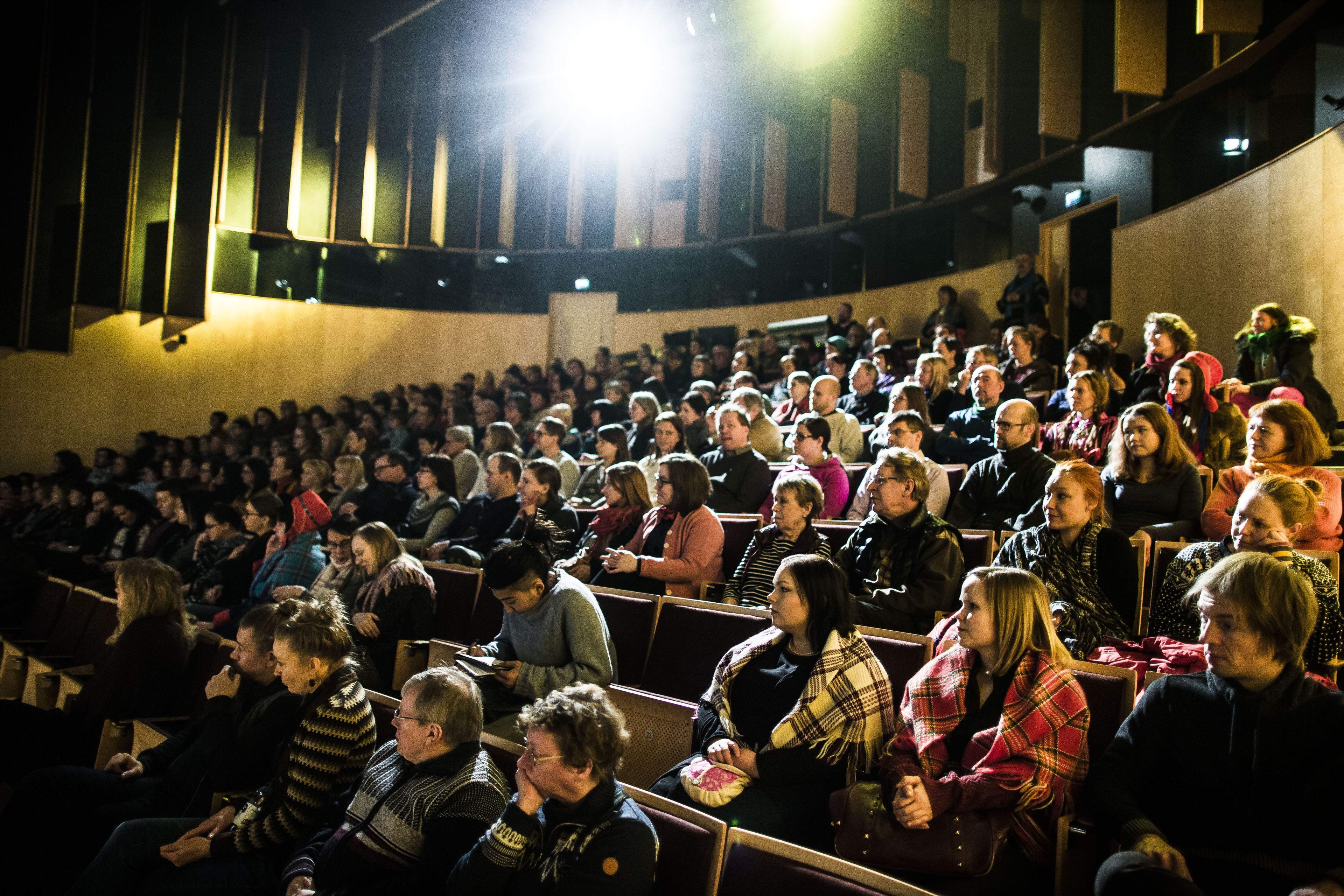 Jälleennäkemisiä ja ravisuttavia dokumentteja – Skábmagovat kokoaa elokuvien ystävät Inariin