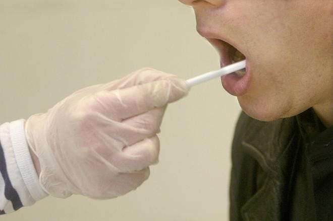 Dna-testin voi ottaa muun muassa pumpulipuikolla posken limakalvolta. Arkistokuva. KUVA: Pekka Mäkinen