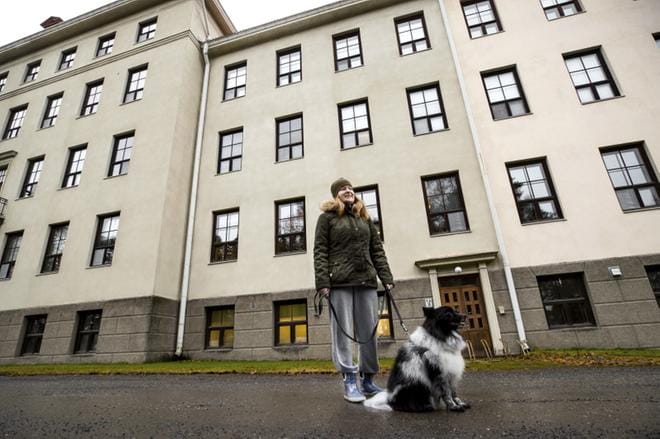 Lähistöllä asuva Eeva Kurssi ulkoiluttaa usein Konsta-koiraansa sairaala-alueella. Törnävän kulttuurikuu -tapahtumaa alueelle tuottanut Kurssi toivoo kaikkien kuntalaisten löytävän alueelle. – Aita ei saisi olla este. KUVA: MATTI HAUTALAHTI