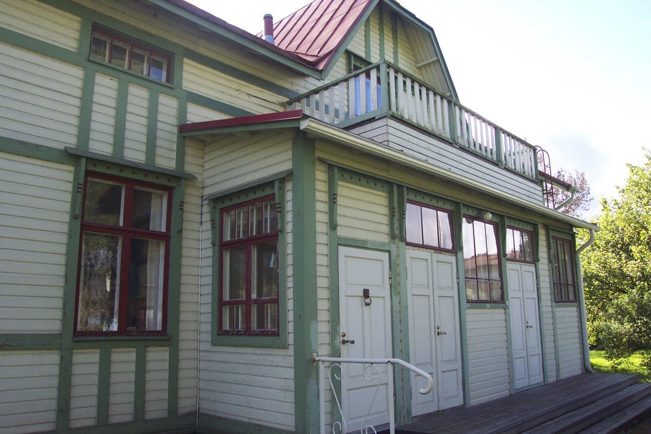 Penttilän talo viittaa Oulaisissa toimineeseen opettajaan.