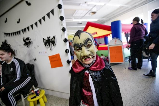 6-vuotias Viljo Ketola Helsingistä pukeutui Halloween-juhlassa vampyyriasuun. KUVAT: JAAKKO ELENIUS