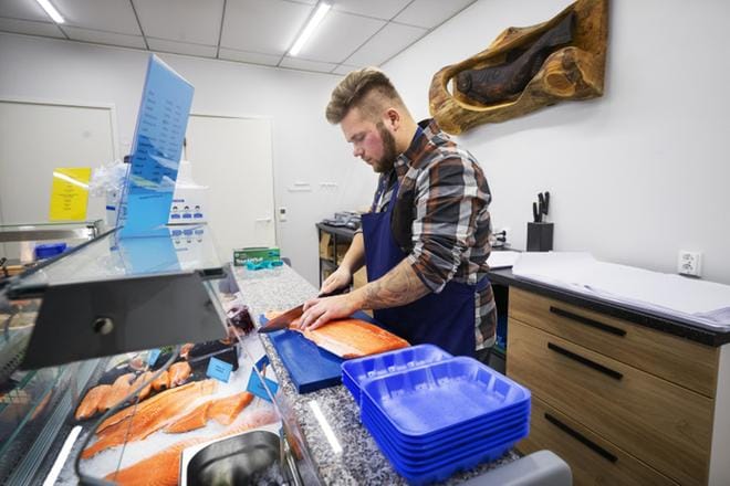 Jesper Källskog uskalsi perustaa korona-aikaan kalakaupan Koivulahteen. KUVA: JARNO PELLINEN