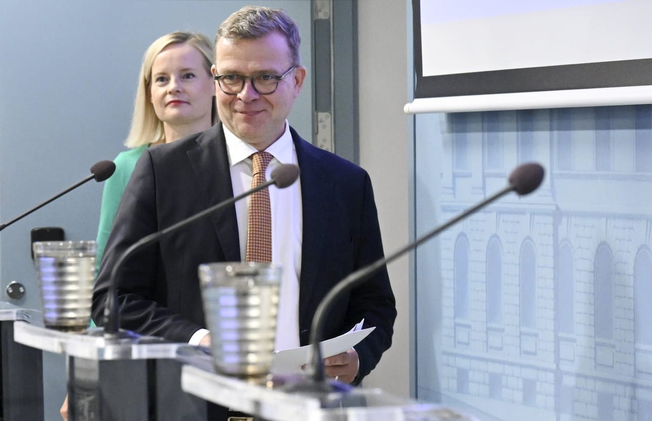 Pääministeri Petteri Orpon (kok.) johtama hallitus esittää vammaispalvelulain voimaantulon siirtämistä. Kuvassa Orpon takana valtiovarainministeri Riikka Purra (ps.).