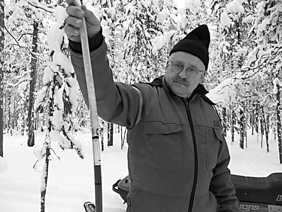 Kuusi senttiä. Kenttämestari Juho Palosaari näkee näkee roudan syvyyden tarkkaan siitä, mistä kohdasta putkessa oleva neste on jäätyessään muuttunet kirkkaaksi.