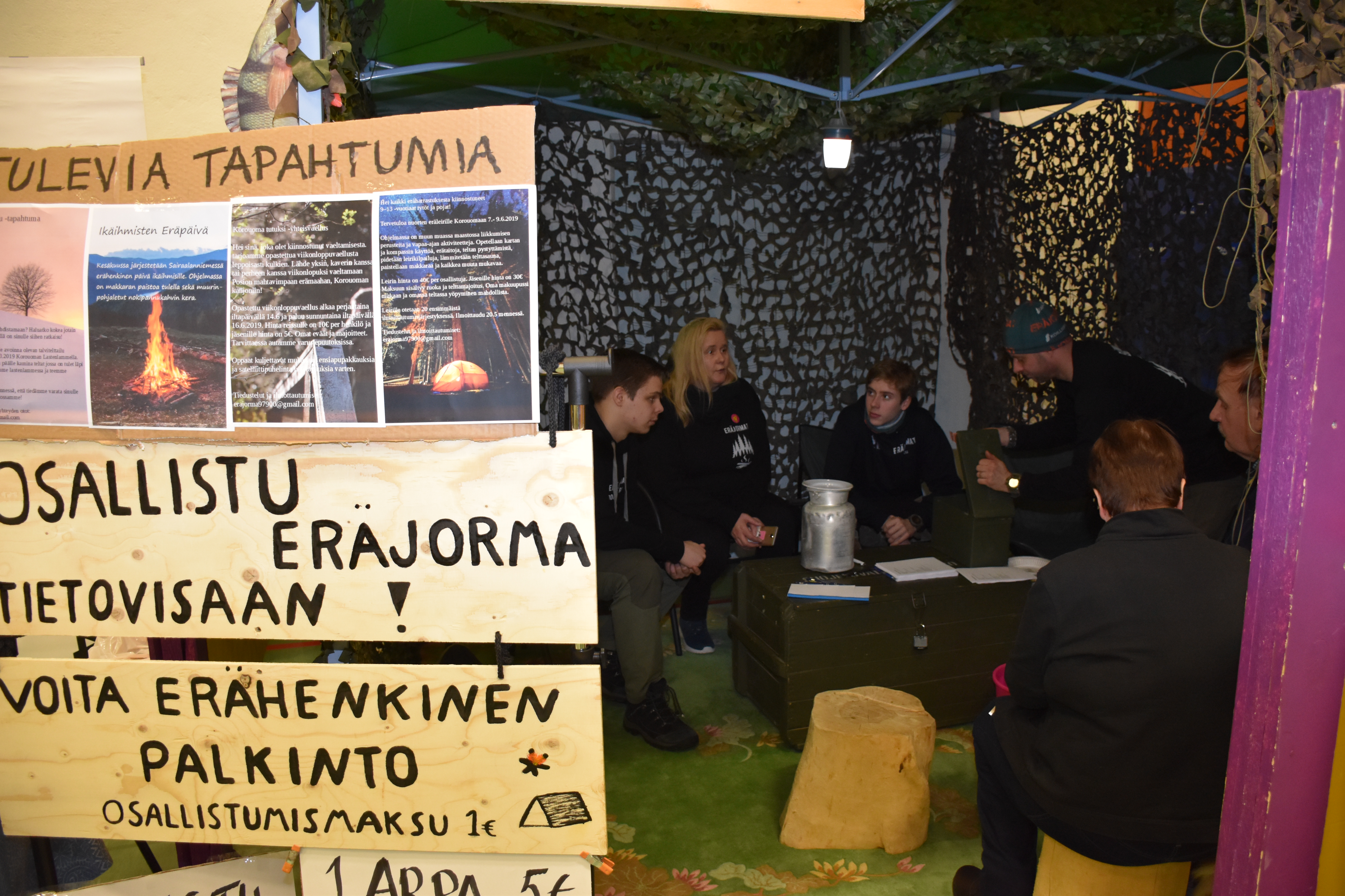 EräJormien messuosastolla toimintaansa esittelemässä Joonas Purola (vas.), Tiina Haataja, Eetu Harjanti ja Toni Harjanti. Messuteltassa piipahtamassa Annikki ja Erkki Palojärvi.