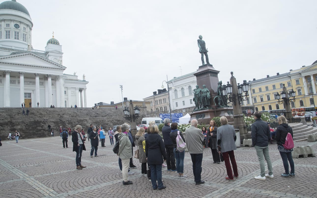 Keisari Aleksanteri II:n patsas on keskellä saksalaisen arkkitehdin Carl Ludwig Engelin suunnittelemaa Senaatintoria.