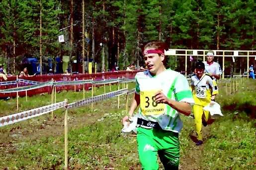 Kärjessä matkaan . Petri Saari lähtee lauantaina viimeiseen osakilpailuun ensimmäisenä matkaan. Simo Martomaa ajaatakaa 1.16 jäljessä.