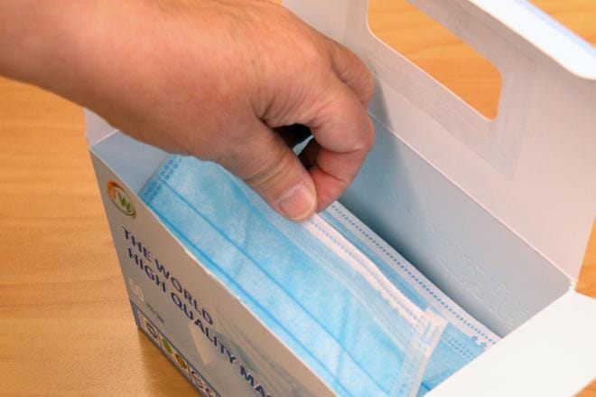 Vaasan sairaanhoitopiirin johtaja Marina Kinnunen vetoaa, että kasvomaskeja käytettäisiin suositusten mukaan ja isot kokoontumiset jätettäisiin pitämättä. Arkistokuva