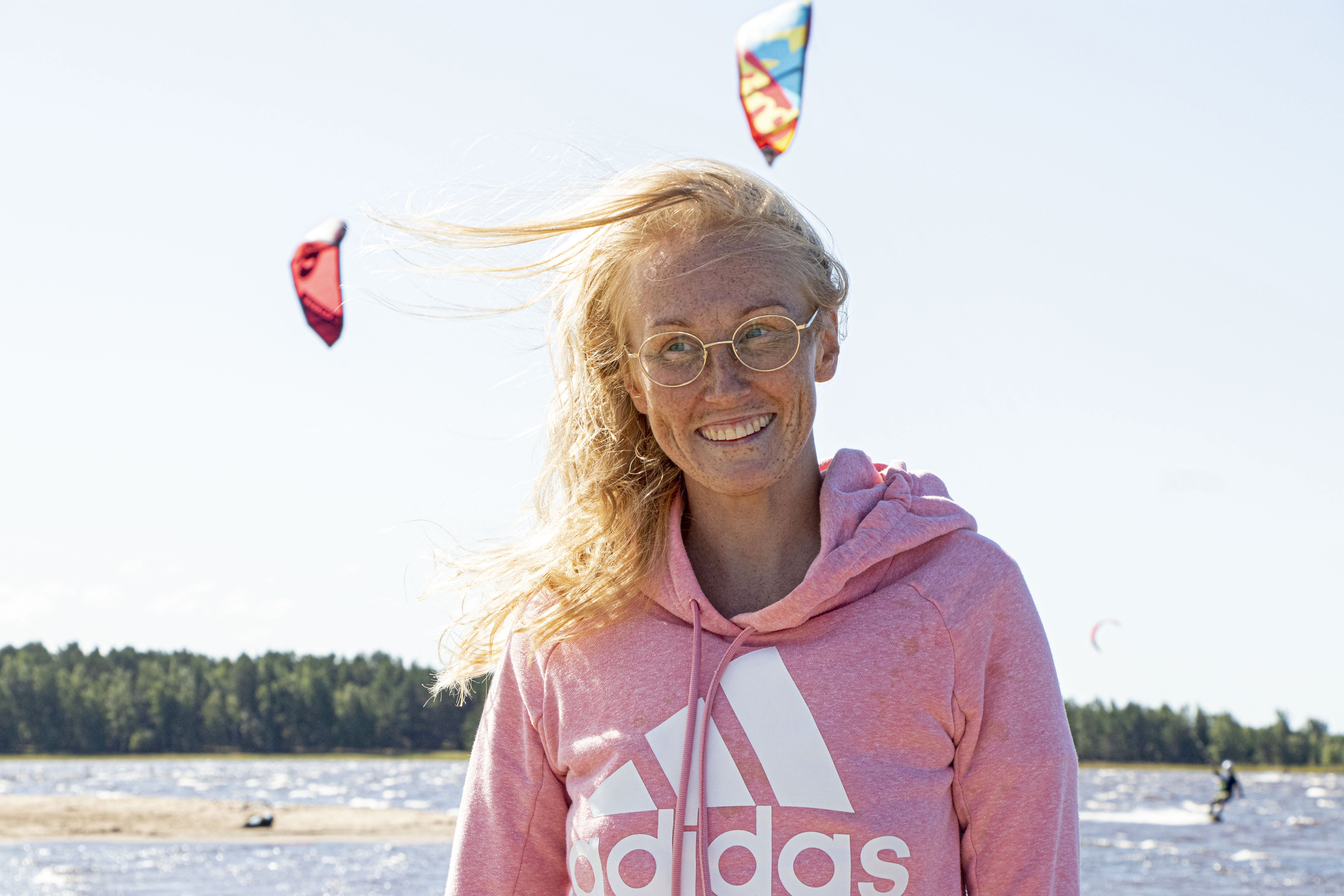 Päivi Majava nauttii leijasurffauksessa vapauden tunteesta. Moottoreita ei tarvita, tuuli vie ja kantaa.