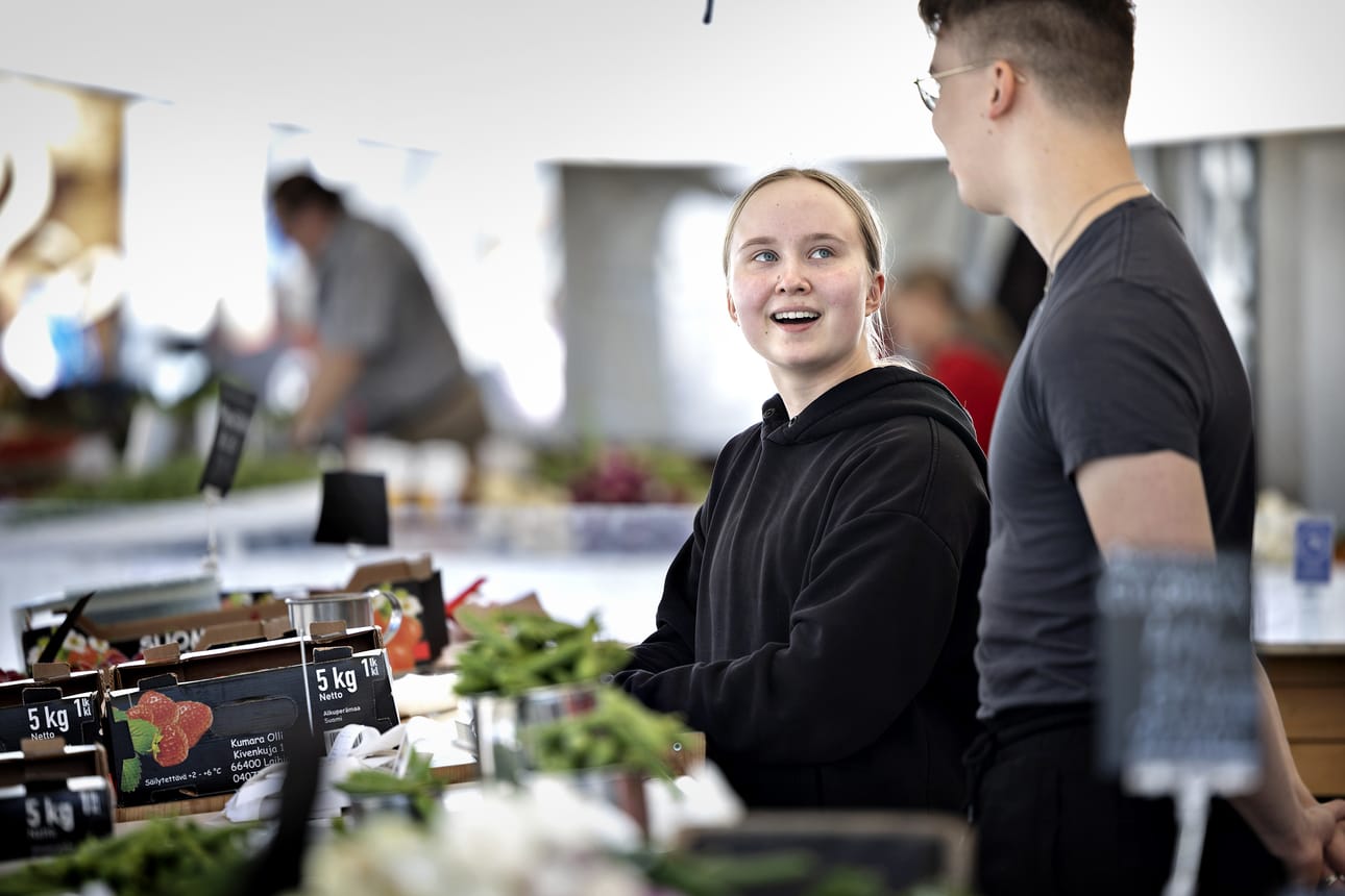 Topi Hönönen ja Alisa Ruohonen ovat olleet Seinäjoen torilla myyjinä monta vuotta.