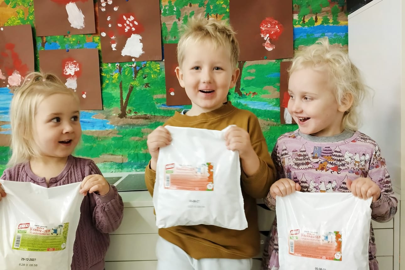 Olga Honkola, Iivari Kataja-aho ja Greta Honkola olivat iloisia lahjoitetuista ksylitolipastilleista. Nyt he saavat herkutella niillä jokaisen ruokailun jälkeen.