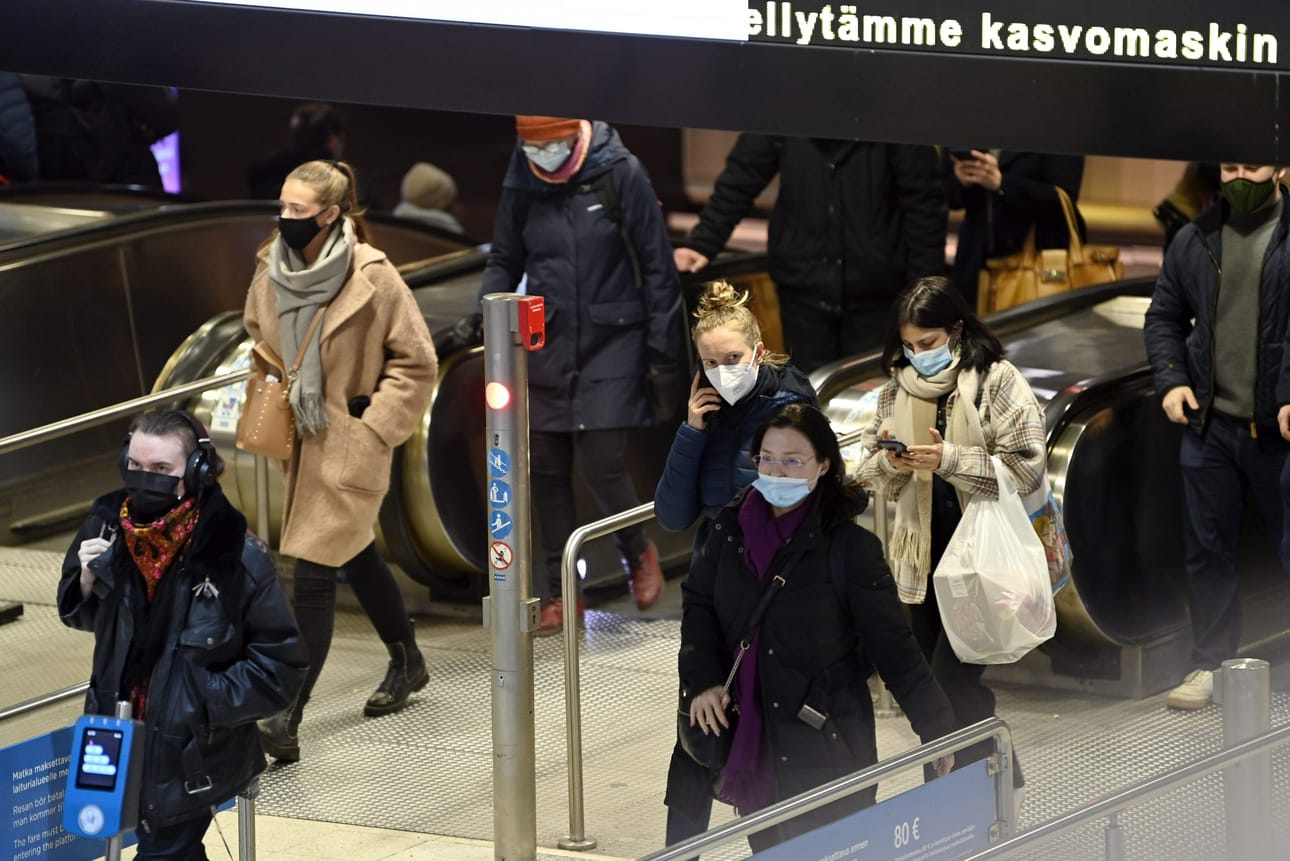 Erityisen suosittua uusien henkivakuutusten ottaminen oli pandemian alussa, helmi-maaliskuussa 2020. Matkustajat käyttivät kasvomaskeja Helsingin Rautatientorin metroasemalla joulukuussa 2021. LEHTIKUVA / EMMI KORHONEN
